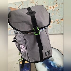 Dakine  Range 24 L back pack New with tags.